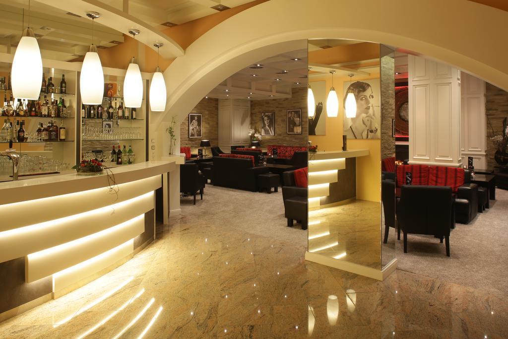 קאסל Hotel La Strada מראה חיצוני תמונה